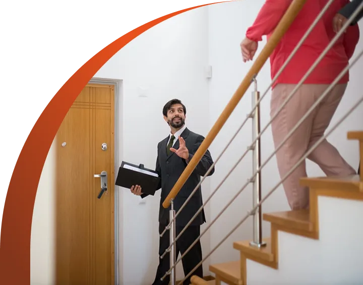 Diseño web para inmobiliarias 1 Corredor inmobiliario mostrando una propiedad