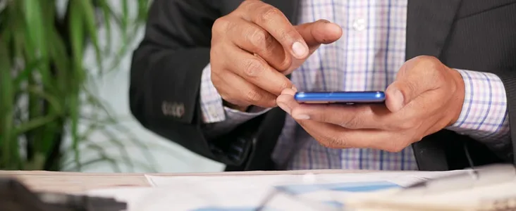 Hombre tomando un turno online en un consultorio del San Bernardo, Mar del Plata o Pinamar