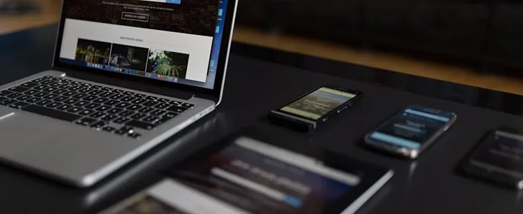 Laptop y otros dispositivos con sitio web cargado
